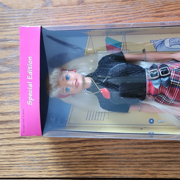 Mattel Special Edition School Spirit Barbie - Picture 2 of 4